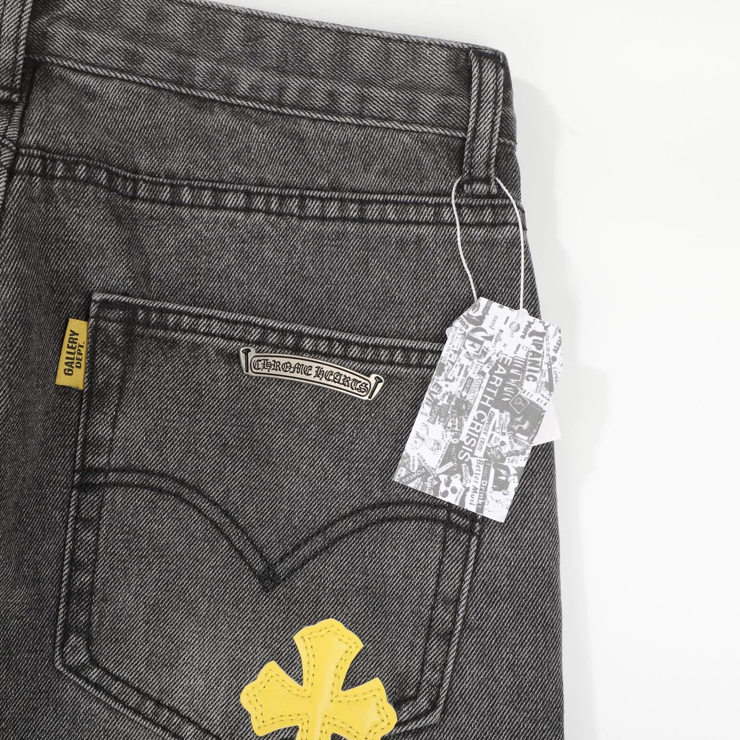 P280 GALLERY DEPT & Chrome heart Co-branded colorful leather cross loose washed flared jeans that truly restore the ultimate vintage texture. The original hardware and accessories are washed and other elevators. The QR code analysis is all purchased from the original factory. The degree of restoration is high. You are welcome to compare with a certain product ~ Three-dimensional version Loose and comfortable without being too picky about your body shape Make you taller and slimmer Factory Seiko Original factory quality control Same style for men and women Can be matched with couples Versatile recommendation Necessary jeans D332 for all seasons Trendy people have been disappointed. From the quality selection of fabrics, the tailoring of details, and the matching of patterns, everything is impeccable! The upper body is so handsome when worn...it can be easily worn by men, women and children! The craftsmanship is made of heavy-duty washed pure cotton denim fabric. After washing, it is soft and thick and looks very stylish when worn. Size: 28/30/32/34/36 Waist: 70/75/80/85/90 Knee: 44.5/46/47.5/49/50.5 Pants length: 102/104/106/108/110
